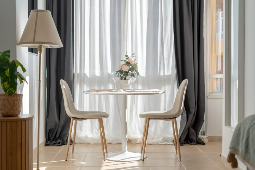 Mesa y sillas en un comedor